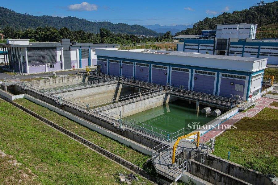 We should be concerned when the National Water Services Commission chairman said the country stood to lose RM15 billion if water problems are not addressed in the next 10 years. - NSTP/AIZUDDIN SAAD 