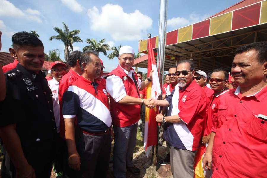 The Umno Flag run from Kubang Kerian, led by its division chief Datuk Seri Muhammad Abdul Ghani, reached the Yayasan Kemiskinan Kelantan complex at about 11am and received by Umno information chief Tan Sri Annuar Musa, who is also Ketereh division chief. Pix by Mohd Yusni Ariffin