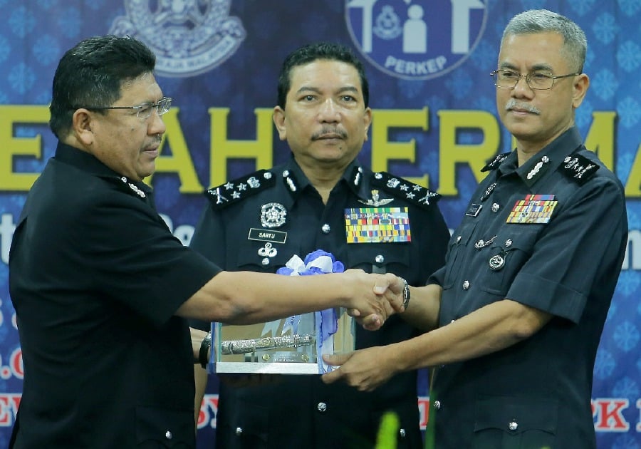 Acting Kelantan police chief Senior Assistant Commisioner Din Ahmad (left) with Senior Assistant Commissioner Datuk Hasanuddin Hassan (right) at the handing over of duty event witnessed by Internal Security and Public Order director Datuk Seri Mohd Sabtu Osman (centre). Pix by Fathil Asri