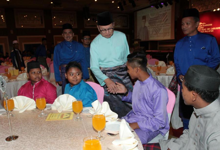 Umno Supreme Council member Datuk Dr Mohd Puad Zarkashi gestures during the Special Affairs Department’s (Jasa) Kasih Ramadan programme at Dewan Bunga Emas, Perdana Hotel in Kota Baru. Pix by SYAMSI SUHAIMI.