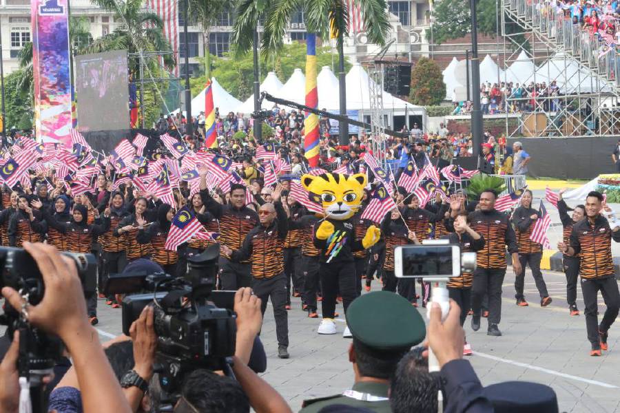 Kuala Lumpur Sea Games 2017 mascot Rimau lead the national contingent during the Merdeka parade. Pic by EIZAIRI SHAMSUDIN