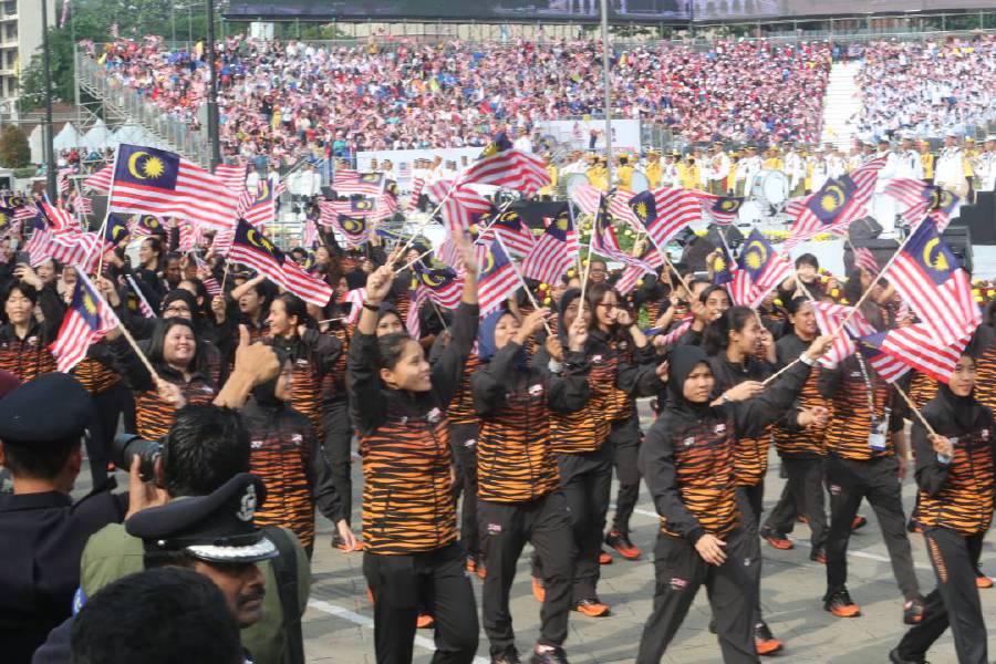 National athletes of Kuala Lumpur Sea Games 2017 wave Jalur Gemilang as the pass the main stage of the Merdeka celebration at Dataran Merdeka. Pic by EIZAIRI SHAMSUDIN