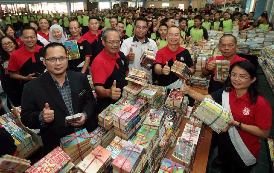 Sabah School Earns 7th Entry In Msian Book Of Records With Most Books Collected