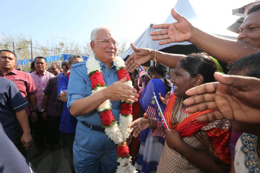 Prime Minister Datuk Seri Najib Razak arrived in Langkawi this afternoon for a two-day work visit. He kicked off his programmes in the Kedah's tourism island by attending a casual "teh tarik" gathering with the Indian community at Dewan MIC Kg Kisap. Pix by Azhar Ramli