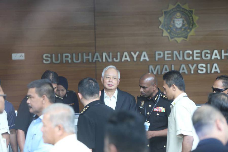 Former prime minister Datuk Seri Najib Razak (centre) at the Malaysian Anti Corruption Commission (MACC) headquarters in Putrajaya. Pix by Abd Rahim Rahmat