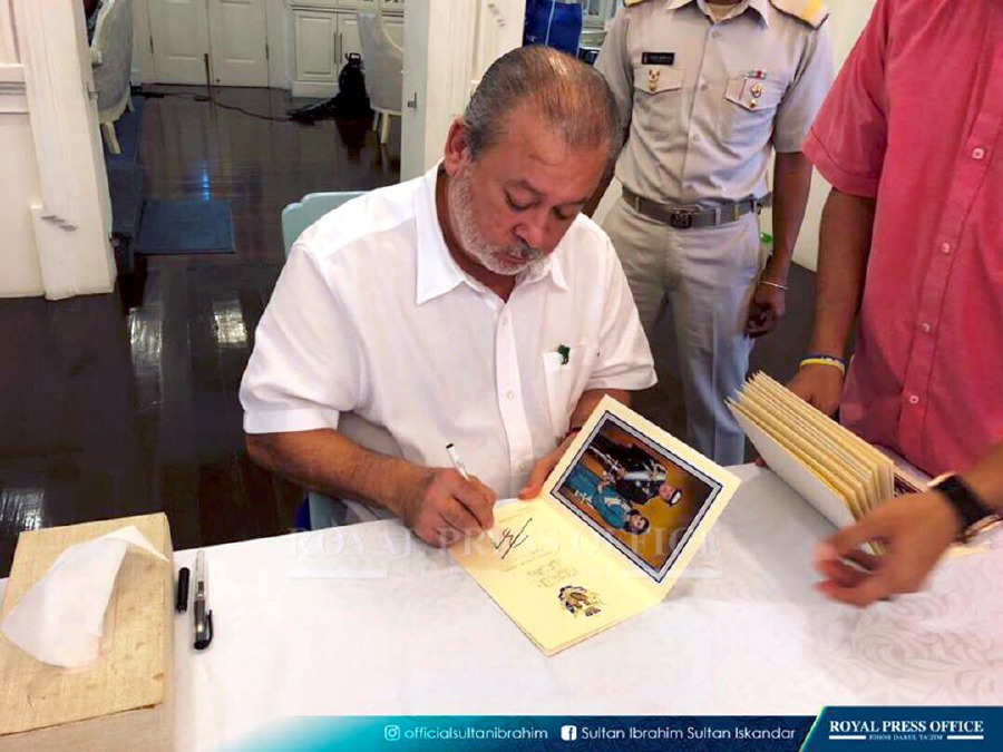 Doing it the old school way, Sultan Ibrahim Sultan Iskandar is sending out special Hari Raya cards signed personally by him. (Photo courtesy of the ROYAL PRESS OFFICE)