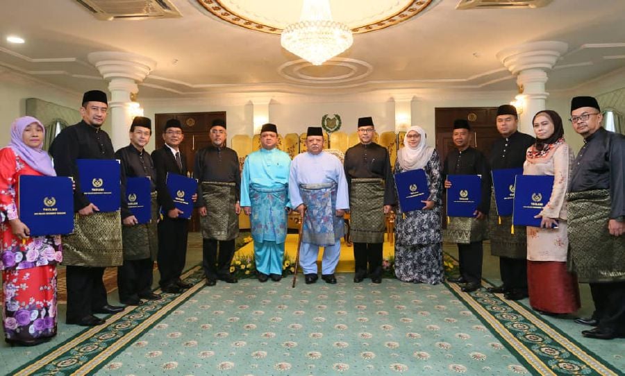 Eight Perlis state legislative Assembly members pose for a photo with the Raja of Perlis, Tuanku Syed Sirajuddin Putra Jamalullail and Raja Muda of Perlis, Tuanku Syed Faizuddin Putra Jamalullail at the Istana Arau, Perlis. Pix by Amran Hamid