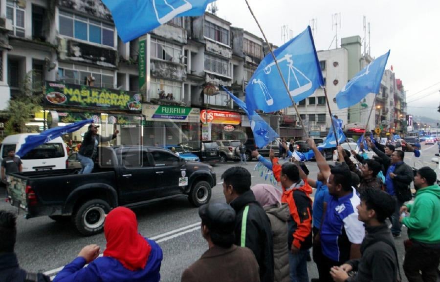 BN supporters cheering along the main road in Tanah Rata. - NSTP/Farizul Hafiz Awang