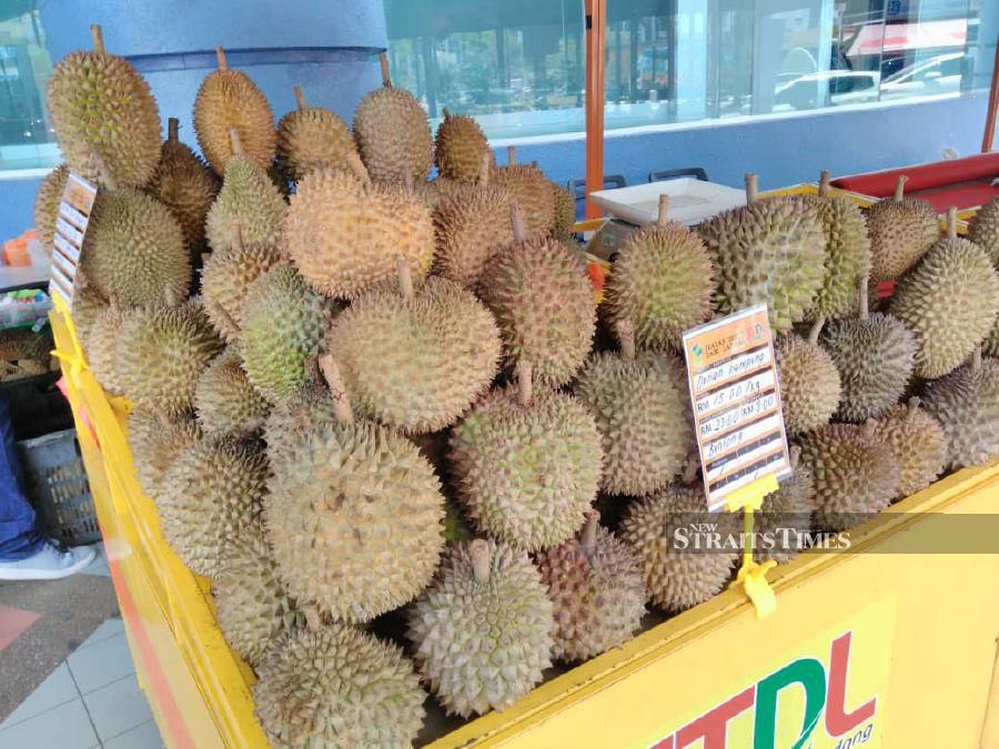 Local fruits galore at FAMA's Sales Promotion in Kuantan | New Straits ...