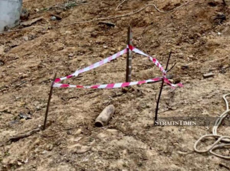 (File pix) An unexploded World War II bomb was discovered by a group of construction workers as they were conducting cleaning works at a transmitter construction site near Kota Belud, at about 12pm yesterday. Pix by Recqueal Raimi 