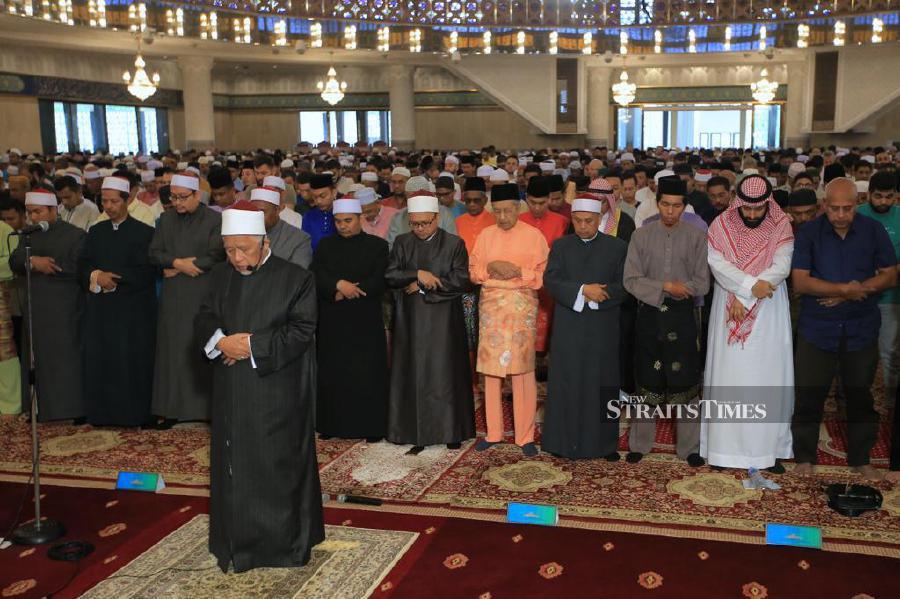 Dr Mahathir performs Aidiladha prayer at Masjid Negara | New Straits ...