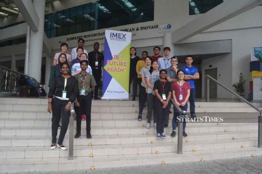 IMEX scholars with mentors from Universiti Malaya’s Center of Research in Biotechnology for Agriculture.