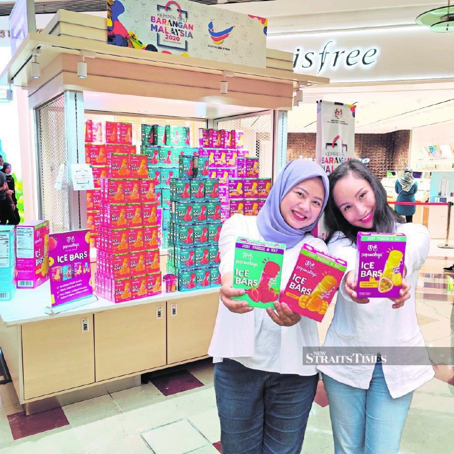 Founders of Pops Malaya, Yasmin Karim (left) and her partner, Zuraini Zulkifli holding their latest product, Ice Bars.