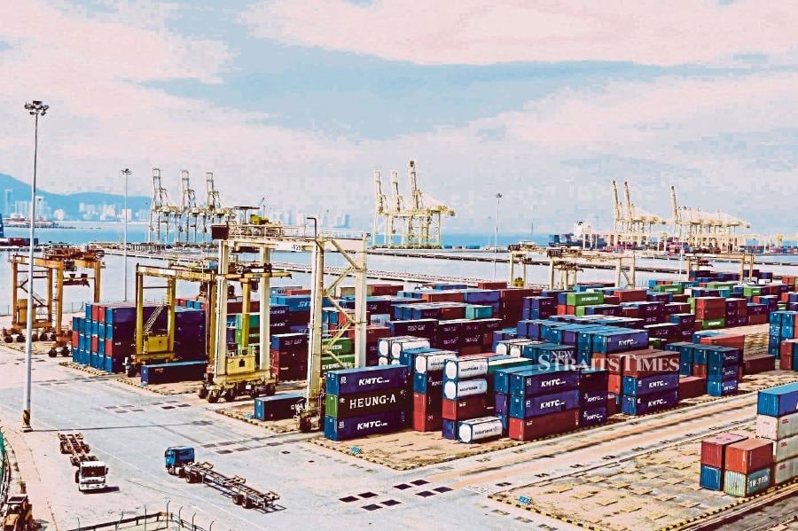Malaysian ports are at risk of shipping disruptions if Thailand’s US$28 billion plan to bypass the Straits of Malacca to the US materialises. 
