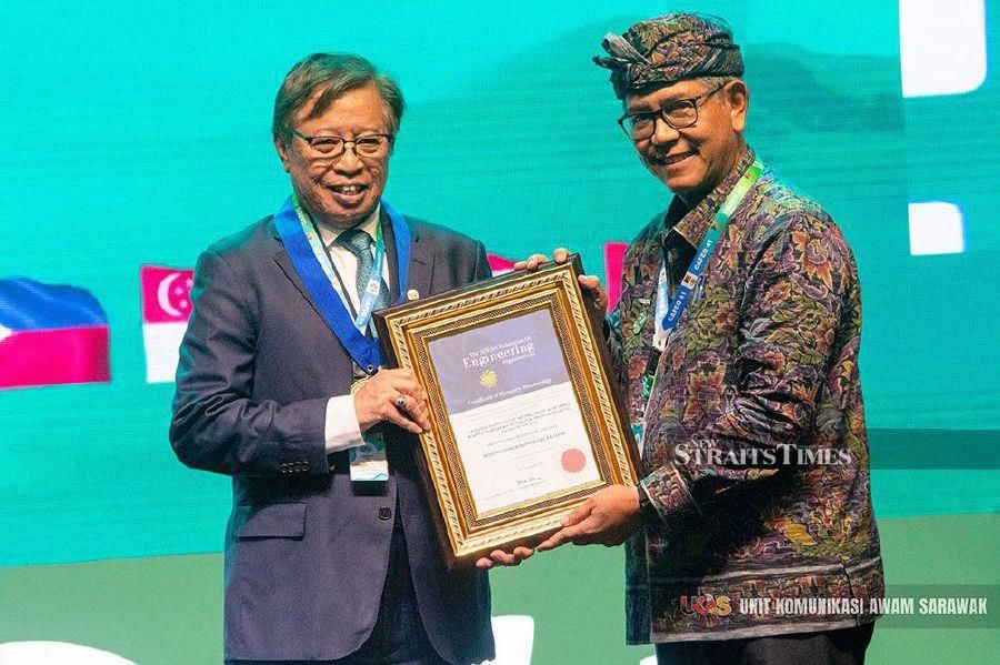 Sarawak Premier Tan Sri Abang Johari Abang Openg (left) receiving the Distinguished Honorary Fellow Award at the 41st Asean Federation of Engineering Organisations Conference in Bali.