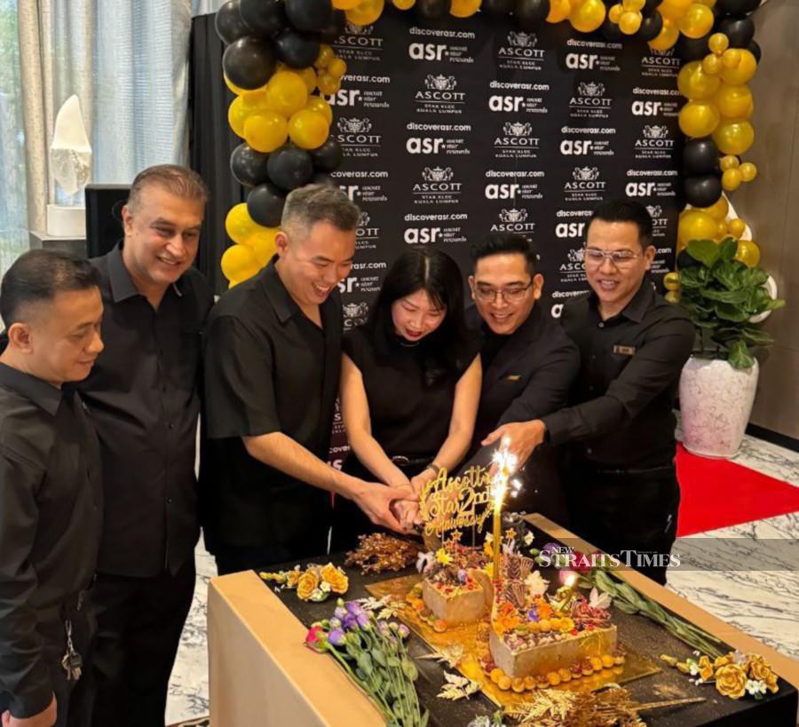Ascott Star KLCC's property general manager Charlene Chan (centre) and guests cut the anniversary cake.