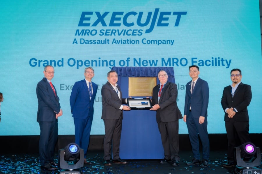 Graeme Duckworth, president of ExecuJet MRO Services, and VIPs presenting memento to Transport Minister Anthony Loke. In the picture L-R: Jean Kayanakis, Dassault Aviation senior vice president of Worldwide Falcon Customer Service & Service Centre Network, Axel Cruau, ambassador of France to Malaysia, Transport Minister Anthony Loke, Graeme Duckworth, president of ExecuJet MRO Services, and Ivan Lim, ExecuJet MRO Services regional vice president of Asia and Datuk Captain Norazman Mahmud, CEO of the Civil Aviation Authority of Malaysia.