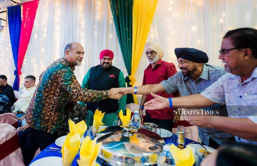 Gobind Singh mingling with the guests at the SSU Kelab Aman Vaisakhi Dinner and Dance. - NSTP/MOHAMAD SHAHRIL BADRI
