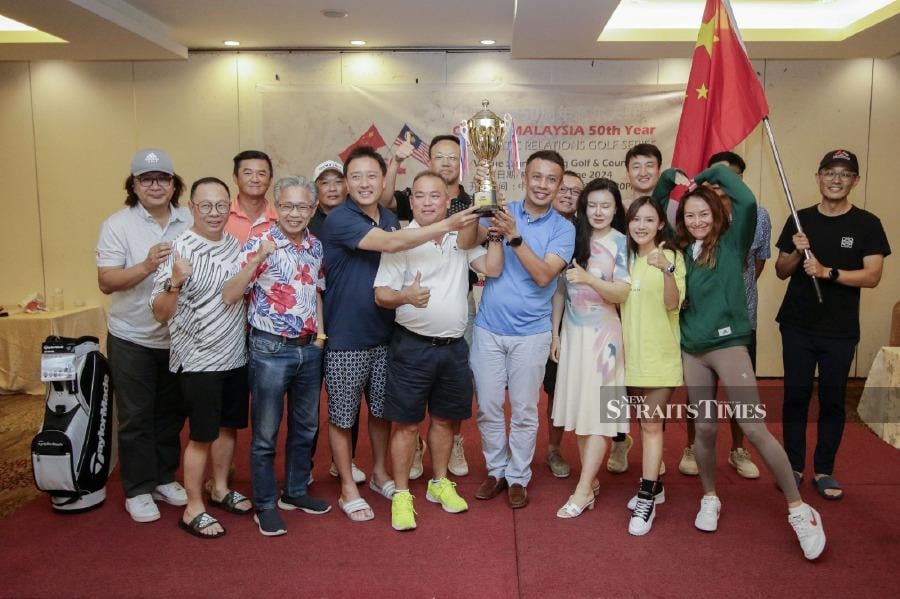 Golfers enjoying dinner while eagerly awaiting the winner announcement at the China-Malaysia Diplomatic Relations Golf Series at Sungai Long Golf and Country Club, Kajang. -- NSTP/AIZUDDIN SAAD