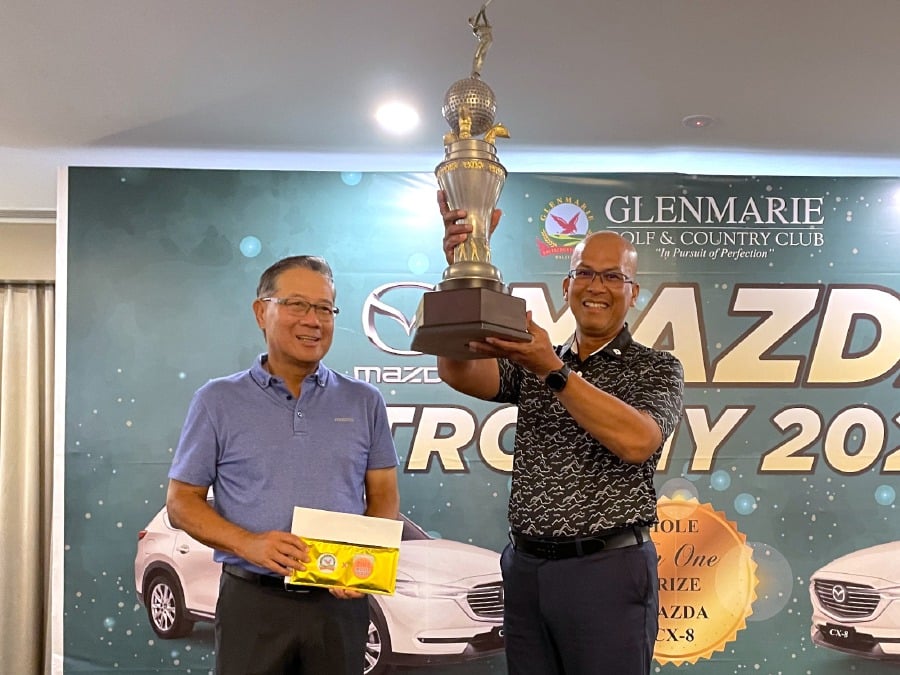 Tan Sri Yeoh Choon San (left) presenting the champion trophy to Kamarulzaman Mansor. - Pic courtesy of GGCC