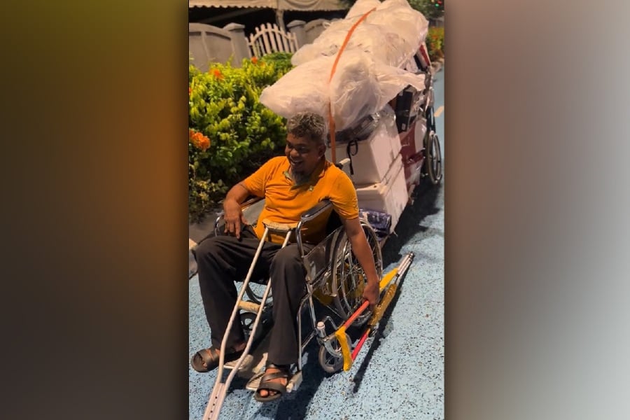 A video of a wheelchair-bound man’s resilience in trying to make a living has touched the hearts of netizens. - Video Screegrab from TikTok