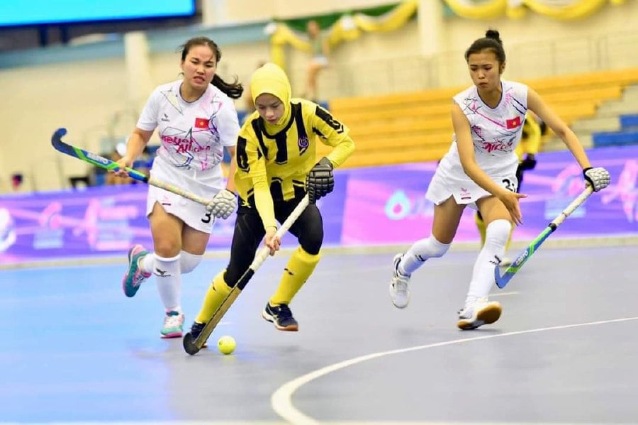 Malaysia (yellow-black) in action against Vietnam in today's Indoor Hockey Asia Cup Group A match in Chonburi, Thailand, today. - Pic courtesy from MHC