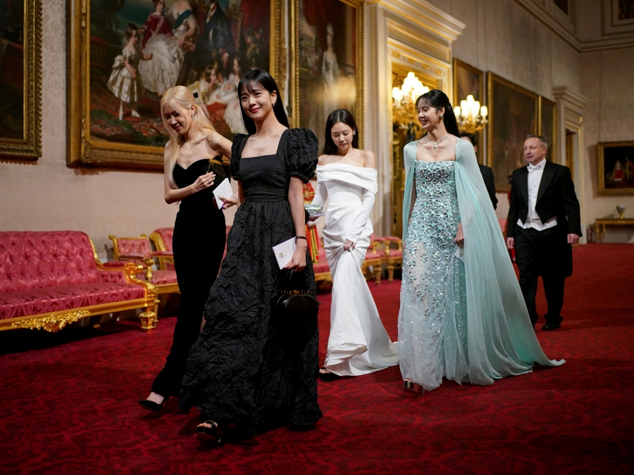 (FILE PHOTO) Members of South Korean girl band Blackpink attend the State Banquet during the South Korean President state visit, at Buckingham Palace in London, Britain. (Yui Mok/Pool via REUTERS/File Photo)