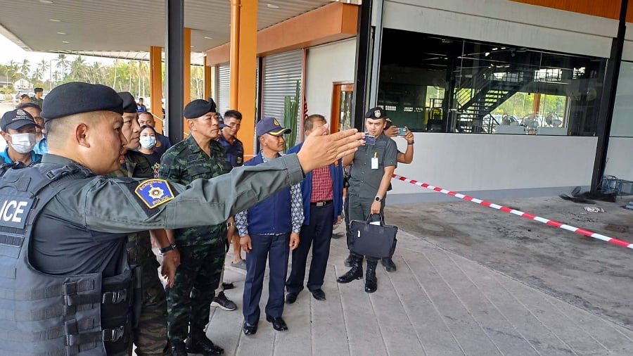 YALA: Thailand deputy chief of Police General Kittarat Panphet (second from left) receiving a briefing from Commissioner of Police Region 9 Major General Piyawat Chalermsri regarding the arson attack in Yala today. - Bernama pic