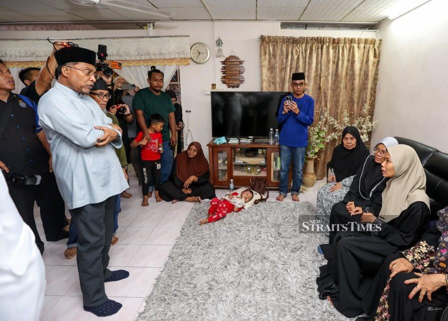 Zambry conveyed his condolences to the family of Warrant Officer II Mohd Shahrizan Mohd Termizi when he visited his father’s home in Taman Bunga Tanjung, Sitiawan last night. NSTP/ASWADI ALIAS