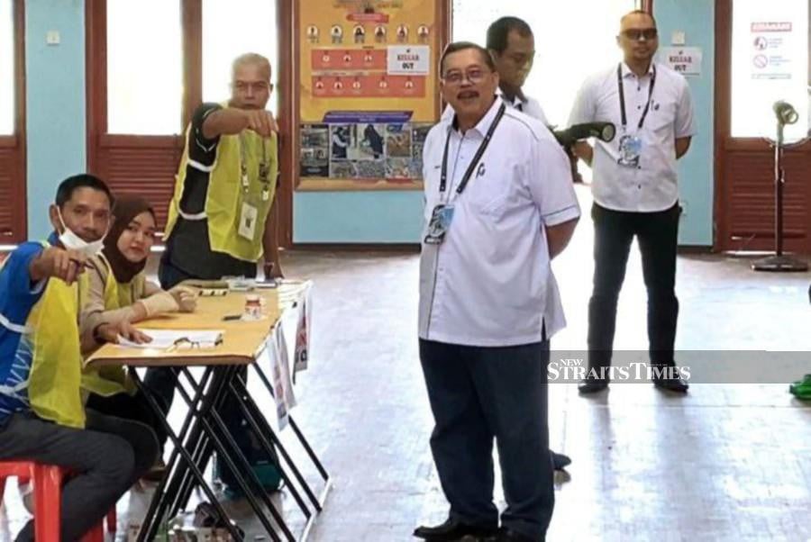 EC chairman Tan Sri Abdul Ghani Salleh said the system which is introduced for the first time here is aimed at speeding up the job scope of the EC officers during future elections. NSTP/ROSLI ILHAM