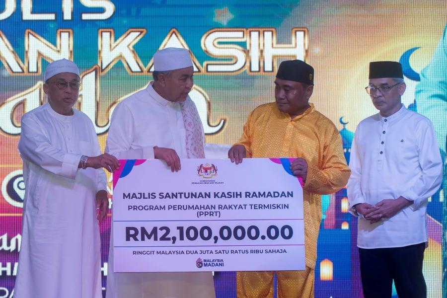 Deputy Prime Minister Datuk Seri Dr Ahmad Zahid Hamidi (2nd from left) officiates the symbolic presentation of contributions for the People's Housing Program (PPRT) at the Ministry of Rural Development and Regional Administration's (KKDW) Ramadan Compassion Fund Event in Masjid Al-Sultan Abdullah Kampung Sungai Bedaun today. - Bernama pic