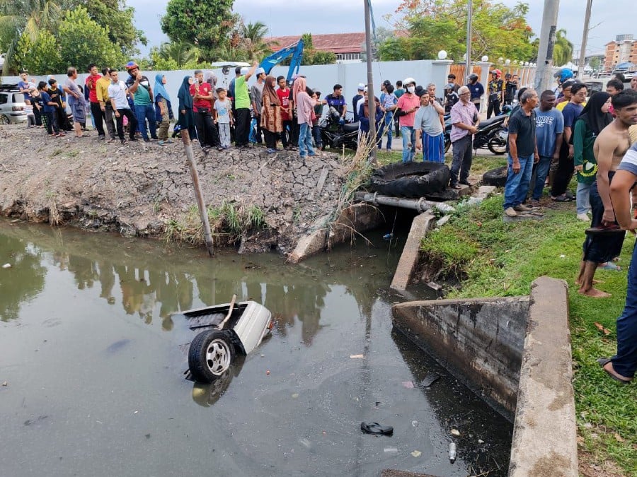 ALOR SETAR: Three people, including a woman, escaped a watery grave after the car they were in plunged into a ditch in Kampung Gunung Sali near here today, when they were saved by alert members of public. — NSTP / PIC COURTESY OF FIRE AND RESCUE DEPT