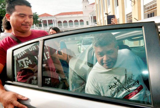 (File pix) Cartoonist Zunar has been released after being remanded today to enable police to investigate him for alleged sedition and with an intention to insult. 