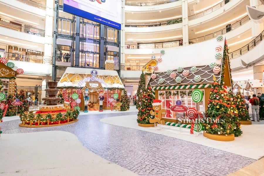 At Suria KLCC Centre Court, Shoppers will get to see and experience Gingerbread buildings adorned with delectable “icing” and candy-coloured decorations. 