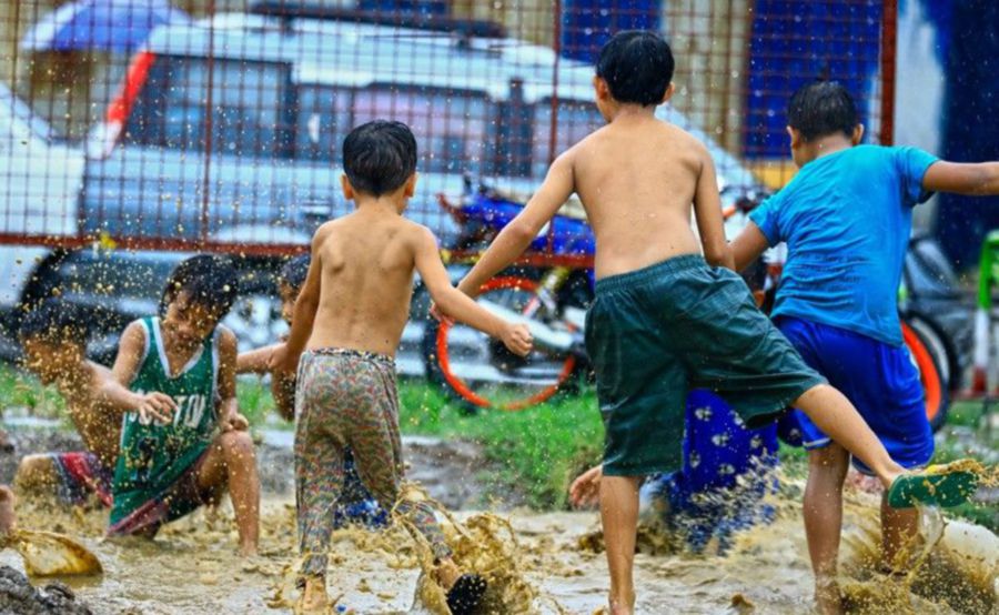 The Philippine National Police were ordered to ensure children remain indoors because of the threat of the highly contagious Covid-19 Delta variant. - Pic courtesy of Philstar.com 