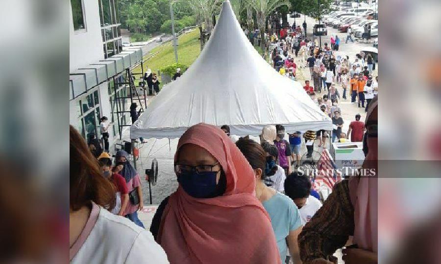 Walk In Jabs Halted For Foreigners In Klang Valley Locals Can Continue