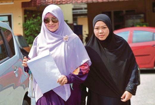  Actress Abby Abadi (left) present at the Gombak Timur Syariah Lower Court for a divorce case. -- Bernama photo