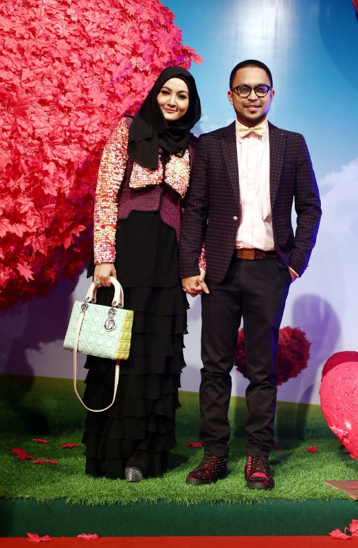  Mawi with his wife at the Anugerah Bintang Popular red carpet, in Arena Of Stars, Genting Highlands. Pix by Nur Adibah Ahmad Izam 