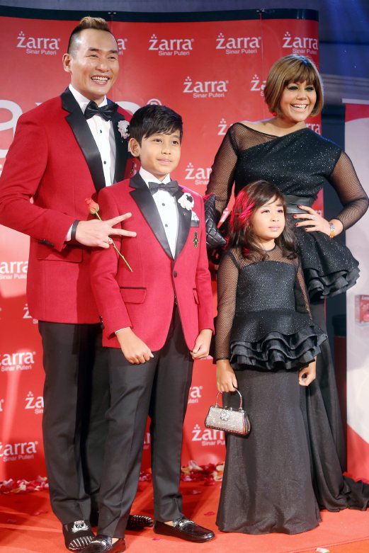  Datuk AC Mizal with his family at the Anugerah Bintang Popular red carpet, in Arena Of Stars, Genting Highlands. Pix by Munira Abdul Ghani 