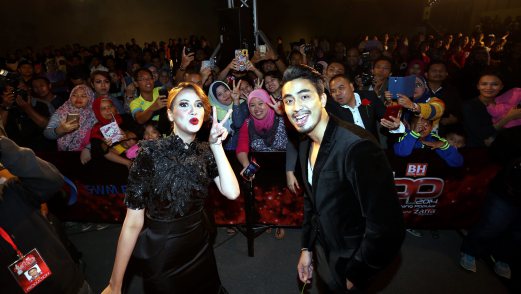  Aiman Hakim and Fathia Abd Latif with their fans at the Anugerah Bintang Popular red carpet, in Arena Of Stars, Genting Highlands. Pix by Hasriyasyah Sabudin