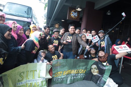 Datuk Siti Nurhaliza fan club members with their banners and placard at Arena Of Stars, Genting Highlands for Anugerah Bintang Popular. Pix by Aziah Azmee