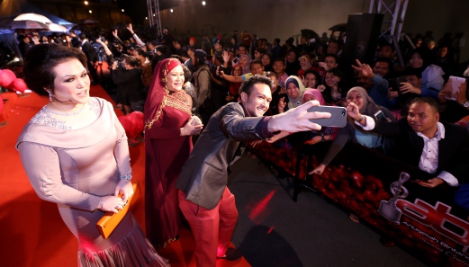 Actor Shaheizy Sam takes a selfie with his fan at the Anugerah Bintang Popular red carpet, in Arena Of Stars, Genting Highlands. Also there his sister and mother. Pix by Hasriyasyah Sabudin
