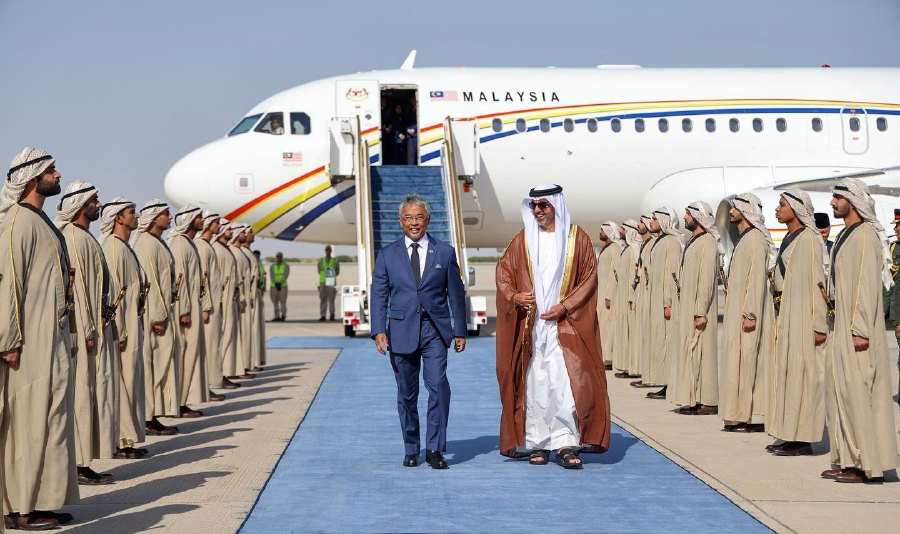 Al-Sultan Abdullah was welcomed upon arrival by Abu Dhabi Crown Prince’s Court chairman Sheikh Hamed bin Zayed Al-Nahyan and Malaysian Ambassador to the UAE Datuk Seri Ahmad Fadil Shamsuddin. - Pic credit Facebook Istana Negara