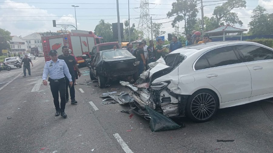 A vocational college bus ploughed into 11 vehicles at the Jalan Tan Swee Hoe-Jalan Kluang traffic light intersection, after its brakes malfunctioned, near here, today.- Pic credit social media