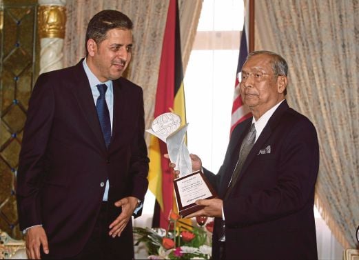 Sarawak Chief Minister, Tan Sri Adenan Satem (right) receives the HRD Asia 2014 award from Bahrain's former Minister of Works, Fahmi Ali Al Jowder at Wisma Bapa Malaysia. -- Bernama photo 