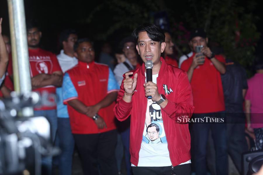  Adam Adli delivering his speech during the campaign event at Rumah Murah Batu 30, Ulu Yam Lama. -NSTP/SAIFULLIZAN TAMADI