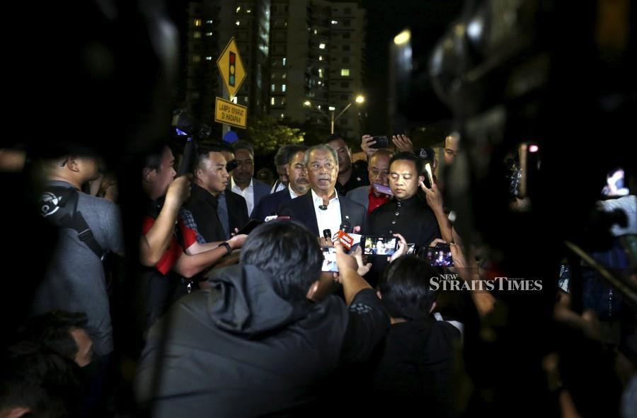  Tan Sri Muhyiddin Yassin speaks to reporters at the Malaysian Anti-Corruption Commission (MACC) headquarters in Putrajaya. -NSTP/ASYRAF HAMZAH