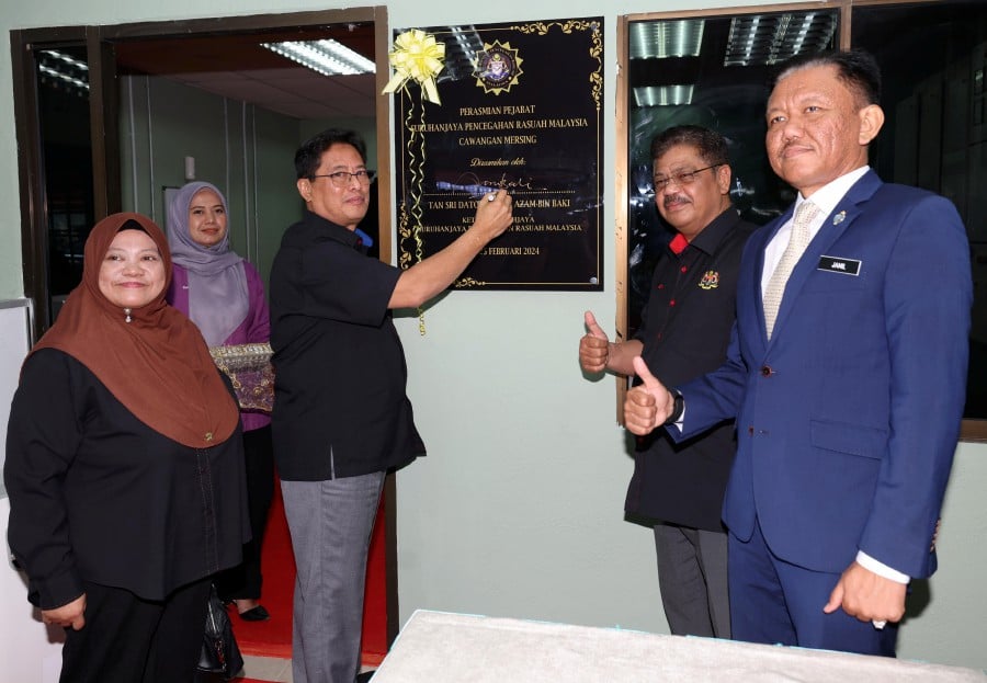 Tan Sri Azam Baki (3rd-right) officiates the Malaysian Anti-Corruption Commission (MACC) Mersing branch during the ceremony. With him are Johor MACC director Datuk Azmi Alias (2nd-right) and Mersing district officer Jamil Hasni Abdullah (right). - BERNAMA PIC