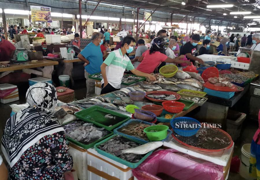 This Nov 8 picture shows locals buying goods at Gunung Rapat market. -NSTP/BALQIS JAZIMAH ZAHARI