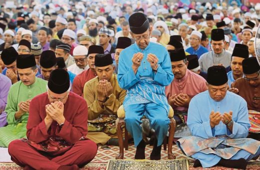 King, Queen attend Aidilfitri prayers at National Mosque | New Straits ...